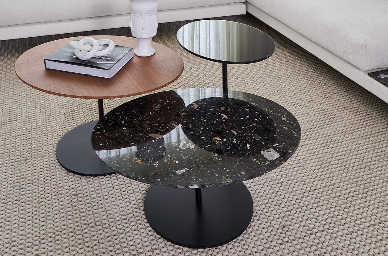 Beistelltische mit unterschiedlichen Materialien und moderner, eleganter Wirkung.